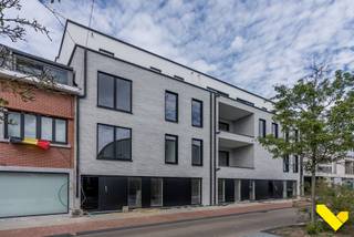 <strong>KIJKDAG - Kom op zaterdag 4 juli vrijblijvend een kijkje nemen tussen 10u en 14u.<br />Geen afspraak nodig.<br /><br />Residentie La Forchetta</strong> – een exclusief nieuwbouwproject met slechts 9 luxe appartementen, gelegen in het centrum van Tessenderlo. <br /><br />De appartementen beschikken over 2 slaapkamers en variëren in grootte van 94 m² tot maar liefst 155 m². Elk detail is ontworpen met oog voor kwaliteit, licht en ruimte – ideaal voor wie houdt van hedendaags wonen met een vleugje elegantie.<br /><br />Waarom kiezen voor La Forchetta?<br />- Unieke ligging in het centrum van Tessenderlo<br />- Slechts 9 exclusieve appartementen<br />- Hedendaagse architectuur en hoogwaardige afwerking<br />- Energiezuinig wonen met moderne technieken<br />- Afwerking op maat<br />- Oplevering voorzien voor einde van zomer 2026<br />- Verlaagd btw tarief van 6% indien u voldoet aan de voorwaarden<br />
<p><strong>Prijsinformatie:</strong><strong><br /></strong>De geadverteerde prijs is<span> </span><strong>exclusief</strong>:<span> </span><strong>21% btw</strong>, staanplaats, kelderberging, fietsenstalling, aansluitingskosten, notariskosten en registratierechten op het grondaandeel. Onderaan bij het <strong>financieel luik</strong> kan u meer informatie terugvinden over de <strong>totaalprijs</strong> en het voordeeltarief van <strong>6% btw</strong>.</p>
Heeft u interesse in dit unieke woonproject? Wacht niet langer en contacteer ons op 013 66 62 08 voor meer informatie.