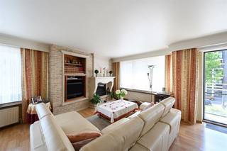 Bekijk dit appartement uitgebreid op www.koosi.beDit zéér ruim appartement met 3 slaapkamers en garagebox is gelegen op de 2de verdieping van...