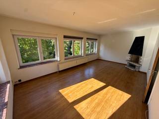 Appartement situé au deuxième étage d'un petit immeuble dans un quartier calme, comprenant: hall d'entrée avec toilette séparée et vestiaire, living, cuisine équipée, salle de bains et 2 chambres à coucher. Il y a également une cave individuelle. PEB: C. Charges: 125 EUR/mois (provision eau, provision chauffage et charges communes).