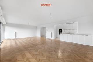 Met veel plezier stellen wij u dit zeer ruime en lichtrijke appartement voor, ideaal gelegen in het centrum van Leuven op het Albrechtplein, aan...