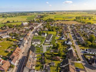 In het rustige en groene Koolkerke, op slechts 4 km van de Markt van Brugge, verrijst Hof ten Kole.<br />Een stijlvol woonproject met 19 energiezuinige woningen met aangename groene binnentuin.<br /><br />Het project omvat halfopen, gesloten en stapelwoningen met 3 tot 4 slaapkamers, telkens ontworpen met aandacht voor ruimte, lichtinval en wooncomfort.<br />De woningen beschikken over een lichtrijke leefruimte met open keuken, praktische berging, badkamer, afzonderlijk toilet en een private tuin of ruim terras.<br />Bij bepaalde woningen biedt de zolder ruimte voor een extra kamer.<br /><br />Bovendien is aankoop aan 6% btw mogelijk, mits voldaan wordt aan de voorwaarden. (zowel voor eigen bewoning als investering!)<br /><br />Dankzij de ligging nabij Brugge, scholen, winkels, horeca en de kust is Hof ten Kole ideaal voor zowel jonge gezinnen als interessant voor investeerders.<br />Alle woningen worden uitgerust met warmtepomp &amp; vloerverwarming, hierdoor behalen ze een E-peil van 30.<br />Zo geniet je van duurzaam, comfortabel en toekomstgericht wonen.<br /><br />Troeven:
<ul>
	<li>Energiezuinige BEN-woningen met E-peil 30</li>
	<li>6% btw mogelijk onder voorwaarden</li>
	<li>3 tot 4 slaapkamers</li>
	<li>Private tuin of ruim terras</li>
	<li>Groene binnentuin en verkeersluwe woonomgeving</li>
</ul>
<br />(wg,vg,vv,gmo,gvkr, EPC na bouw) 