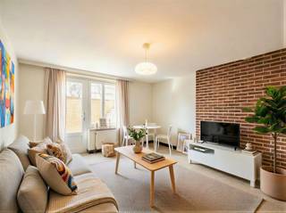 Te renoveren appartement met 1 slaapkamer te koop in de residentie Longchamps. Deze residentie is gelegen in de Van Haelenstraat en geniet een uiterst centrale ligging te Koksijde Bad: vlakbij zee, het openbaar vervoer en het commercieel centrum.<br /><br />Het appartement is gelegen op de kelderverdieping en werd als volgt ingedeeld: west gerichte leefruimte | afzonderlijke keuken | afzonderlijk toilet | badkamer met bad en lavabo | GROTE slaapkamer | terras/koer aan achterzijde.<br /><br />Gemeenschappelijke fietsenberging aanwezig. <br /><br />Op zoek naar een te renoveren tweede verblijf tegen een scherpe prijs? Contacteer ons dan snel voor een afspraak ter plaatse. <br /><br />Tussen de foto's staan enkele 3D-beelden van hoe u het appartement kan opfrissen en aankleden. Deze zijn puur illustratief. 
