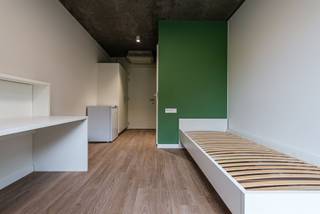 <p><span>COMFORT KOT+ </span></p><p><span> </span></p><p><span>Met veel enthousiasme stellen wij u de gloednieuwe &amp; duurzame studentenresidentie De Speurder voor. Gelegen op een iconische locatie in Ledeberg 🎓, vlakbij ’t Zuid &amp; de Gentse stadsring. Wij bevinden ons op enkele minuten fietsen van populaire trekpleisters zoals het Sint-Pietersplein, de Overpoort en verschillende campussen (Ugent, Arteveldehogeschool, HOGENT, LUCA School of Arts, KASK &amp; Conservatorium), letterlijk tussen stad &amp; studie. </span></p><p><span>De voormalige locatie van interieurzaak De Speurder in Gent is vanaf september 2026 de thuisbasis voor 81 studentenkamers. Geen basic cot, maar een plek waar je echt wil wonen: veel licht, strak ingericht en helemaal klaar voor jouw studentenleven 📚 En als kers op de taart? 🍒 Het </span><span>panoramisch dakterras</span><span>. De plek waar je na een lange dag les even alles loslaat. Chill met vrienden, geniet van het uitzicht over Gent of start je avond hier voor je richting het stad trekt. 🌇</span></p><p><span> </span></p><p><span>Comfort+ Kot</span><span> (met eigen sanitair )<br />18m² | Eigen sanitair | 51 units </span></p><p><span>Specificaties: <br />- Huur: 600,00 euro + 120,00 gemeenschappelijke kosten <br /></span><span>(gemeenschappelijke kosten: water, verwarming, elektriciteit en internet)<br /></span><span>- Bemeubelde studentenkamer<br />- Eigen sanitair (douche, lavabo &amp; toilet)<br />- Gedeelde leefkeuken<br />- Gemeenschappelijke ontspanningsruimtes</span></p><p><span> </span></p><p><span>Net als ons overtuigd dat residentie De Speurder een ideale plek is om te verblijven tijdens je studententijd? Vraag een bezoek aan via volgende link: </span></p><p><span><span>https://yourent.pillar.estate/request-visit?access_token=bf52c5d7-f534-4718-a361-ccd47263af17</span></span></p><p><span> </span></p><p><span>Wenst u nog geen bezoek maar bijkomende info? Neem dan contact op met Pillar via  <span>info@pillar.estate</span></span><span> of telefonisch op het nummer 033 695 695. <br /><br />*De oppervlaktes zijn ter indicatie. Pillar kan niet verantwoordelijk worden gehouden voor de juistheid van de verstrekte informatie. </span></p><p><span> </span></p>