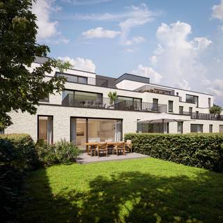 WERKEN GESTART- 50% VERKOCHT - OPLEVERING ZOMER 2027 !<br /><br /><br />6% BTW mogelijk en VASTE PRIJZEN !<br /><br />Ontdek dit prachtige nieuwbouwproject op een toplocatie aan het kruispunt van Achterbroek en Kalmthout – waar rust, bereikbaarheid en comfort perfect samenkomen. <br />Hier woont u op wandelafstand van winkels, openbaar vervoer (bus én station) en met een vlotte verbinding naar alle belangrijke invalswegen.<br /><br />Dit kwalitatieve project omvat 15 moderne appartementen, verdeeld als volgt:<br /><br />6 appartementen op het gelijkvloers<br />6 appartementen op de eerste verdieping<br />3 royale dakappartementen<br /><br />Tweeslaapkamerappartement 0.4 op het gelijkvloers met terras én tuin<br /><br />Dit ruime appartement (108m²) bevindt zich centraal in het gebouw en strekt zich uit over de volledige diepte.<br />Centraal vinden we de inkomhal die het dag-van het nachtgedeelte scheidt. Aan de voorzijde vinden we de twee slaapkamers en de verzorgde badkamer met apart toilet. Achteraan vinden we de royale leefruimte met open keuken die van veel natuurlijk daglicht geniet dankzij de grote schuifraam. Deze biedt toegang aan het terras met onderhoudsvriendelijke tuin. Verder nog een praktische berging/wasplaats en technische ruimte.