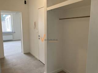 <p><span>GERENOVEERD GELIJKVLOERS APPARTEMENT IN MERKSEM </span></p><p><span> </span></p><p><span>INDELING EN RUIMTES</span></p><p><span> </span></p><p><span>Het appartement beschikt over één ruime slaapkamer. De woonkamer presenteert zich als een lichte, gezellige ruimte. De nieuwe keuken is uitgerust met hoogwaardige witte kasten, een zwart werkblad en de nodige apparatuur, waardoor het ruimtelijk voelt en functioneel en aansluitend ook een zonnig privé terras.</span></p><p><span> </span></p><p><span>BADKAMER EN SANITAIR</span></p><p><span> </span></p><p><span>de gerenoveerde ingerichte badkamer is voorzien van een wastafel met meubel, een toilet en inloop douche. </span></p><p><span> </span></p><p><span>KENMERKEN EN VOORDELEN</span></p><p><span> </span></p><p><span>Dit appartement is voorzien van duurzame vloeren, radiatorverwarming voor optimaal comfort, voorzien van rolluiken en moderne ramen die zorgen voor goede isolatie en natuurlijk licht. </span></p><p><span>De ligging in het centrum van Merksem maakt dit een aantrekkelijk adres.</span></p><p><span> </span></p><p><span>- onmiddellijk beschikbaar</span></p><p><span>- maandelijkse onkosten: 150€ (verwarming, water, minuterie, poetsen traphal.)</span></p><p><span>- EPC: 370</span></p><p><span>- mogelijkheid om 1 auto staanplaats bij te huren</span></p><p><span> </span></p><p><span>Schrijf je alvast in via het </span><span>inschrijvingsformulier </span><span>op onze site (mail naar nicole@verlimmo.be) en mis de kans niet om dit appartement te bezoeken. </span></p><p><span> </span></p><p><span>Uit ervaring weten wij dat zulke appartementen voor de snelle beslissers zijn dus </span><span>wees voorbereid</span><span> en zorg dat je volgende informatie toevoegt bij je inschrijving:</span></p><p><span>- samenstelling van het gezin (aantal volwassen + kinderen)</span></p><p><span>- totaal netto inkomen (excl. alimentatie of kinderbijslag)</span></p><p><span>- bent u in de mogelijkheid een waarborg van 3 maanden te betalen ?</span></p><p><span>- vanaf wanneer wenst u te huren ?</span></p><p><span>- voorkeur van huurcontract (korte termijn of lange termijn)</span></p><p><span> </span></p><p><span>-> U kan het inschrijvingsformulier downloaden op onze site (klik "documenten" vul uw naam in en download het document)</span></p><p><span> </span></p>