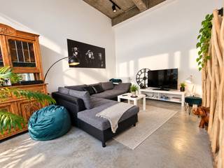 Bent u op zoek naar een unieke woonervaring in het centrum van Aalst?<br />Deze instapklare en hedendaagse 1-slaapkamerloft biedt privacy en comfort op wandelafstand van het bruisende stadscentrum.<br /><br />🏡 Kenmerken van de loft :<br />* Kwalitatief afgewerkt appartement <br />* Volledig ingerichte keuken<br />* Lichtrijke leefruimte<br />* Ruime fietsenberging op de binnenkoer van de residentie<br /><br />📍 Toplocatie :<br />Gelegen in centrum Aalst, residentiële buurt met scholen, winkels en horeca op wandelafstand. Perfecte verbinding met het openbaar vervoer en de belangrijkste invals- en autosnelwegen.<br /><br />📅 Beschikbaar :<br />Vanaf 1/11/2026. Grijp deze kans om te wonen in een woning die stijl, comfort en energiezuinigheid combineert.<br /><br />📩 Interesse :<br />Neem vandaag nog contact met Sabrina bij Immo Bia (0470/03.31.39 of sabrina@immobia.be)