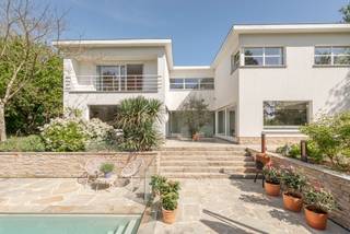 Deze karaktervolle villa, gelegen in 2de lijn, biedt u een ongeëvenaard en uniek luxegevoel in een groene leefomgeving vlakbij het centrum van...