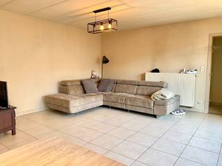 <p>Centraal gelegen appartement in het centrum van Sleidinge, voorzien van alle moderne comfort. Het pand is gelegen op wandelafstand van verschillende commerciële zaken, winkels, eetgelegenheden, scholen en openbaar vervoer. Elke vrijdag is er markt op het Wilfried Martensplein van Sleidinge, gezelligheid gegarandeerd! <br /><br />Het appartement is gelegen op de eerste verdieping en bestaat uit een inkomhal met vestiaire-ruimte, ruime leefruimte met open ingerichte keuken, berging, badkamer met ligbad-douche-wastafel, toilet, twee slaapkamers en balkon. Er is een autostaanplaats aanwezig achter het gebouw.<br /><br />Lift aanwezig.<br />Provisie gemeenschappelijke kosten: 60 euro per maand.<br />Vrij per 1 oktober 2026<br />EPC: 147 Kwh/m²<br /><br /><strong>Een bezoek kan uitsluitend via onze website aangevraagd worden: https://www.vastgoeddevos.be/te-huur, klik het pand aan en klik vervolgens op "vraag hier uw bezoek aan". </strong></p>