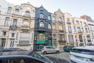 Découvrez cette exceptionnelle et spacieuse maison de maître située dans la charmante rue Muscar à Ostende. Ce monument classé a récemment fait l’objet d’une rénovation complète et haut de gamme, réalisée dans le plus grand respect du patrimoine, tout en intégrant tout le confort contemporain et les techniques modernes. L’ensemble de la propriété se distingue par l’utilisation de matériaux de très grande qualité et une finition raffinée : superbe parquet en pointe de Hongrie, cheminée au gaz élégante, placards sur mesure, robinetterie encastrée et de nombreux autres détails luxueux. Chaque élément reflète l’élégance intemporelle et le raffinement. Disposition: La maison dispose d’un vaste sous-sol offrant de nombreux espaces de rangement, un local à vélos et une buanderie pratique. Au premier étage, vous trouverez un séjour spacieux et lumineux avec cuisine entièrement équipée, vestiaire, toilette invités et une agréable terrasse. Le deuxième étage comprend deux grandes chambres, deux salles de bains, une terrasse et un toilette séparé. Le troisième étage accueille deux chambres supplémentaires, une salle de bains et un toilette. Le quatrième étage propose un espace mansardé polyvalent, idéal comme cinquième chambre, bureau ou espace multifonctionnel. Villa Pauline bénéficie d’un emplacement privilégié, à distance de marche de la plage et du célèbre Thermae Palace, dans une rue calme et pleine de charme. Une opportunité rare pour les amateurs de caractère, d’espace et de luxe à la mer. Contactez-nous dès aujourd’hui pour une visite ou davantage d’informations.