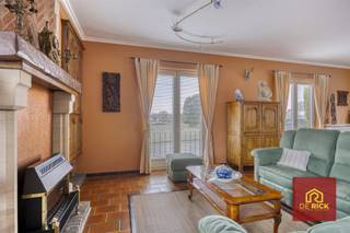 <p><strong>Instapklare gezinswoning met ruimte, rust en prachtig uitzicht in Lennik.</strong></p><p>Welkom in deze ruime en goed onderhouden woning, centraal gelegen in het landelijke Lennik. Met een bewoonbare oppervlakte van maar liefst 424 m² op een perceel van 1.147 m², biedt deze eigendom alle comfort en ruimte die u nodig heeft voor gezinsleven in een rustige, groene omgeving.</p><p>Bij het betreden van de woning wordt u verwelkomd in een lichtrijke en open leefruimte, perfect geschikt voor gezellige momenten met familie of vrienden. Aansluitend vindt u een karaktervolle eetkamer, ideaal voor het organiseren van etentjes of andere samenkomsten. De functionele keuken is volledig uitgerust en voorzien van alle toestellen om dagelijks koken aangenaam en efficiënt te maken.</p><p>De woning beschikt over twee ruime slaapkamers met potentieel voor uitbreiding, afhankelijk van uw noden. De badkamer is netjes afgewerkt met een ligbad, dubbele wastafel en voldoende opbergruimte.</p><p>Daarnaast beschikt de woning over twee garages met ruime oprit wat voor voldoende parkeergelegenheid en extra opslagmogelijkheden biedt. De zuidoost gerichte tuin is een oase van rust en biedt een prachtig vergezicht over de omliggende velden, de ideale plek om te ontspannen na een drukke dag.</p><p>Deze woning combineert ruimte, comfort en een uitstekende ligging vlak bij voorzieningen en invalswegen. Een ideale opportuniteit voor gezinnen die op zoek zijn naar een kwaliteitsvolle woonst in het hart van het Pajottenland.</p><p>Zeer gunstig EPC label B.</p><p><strong>De vermelde prijs is een richtprijs. Na ontvangst van de biedingen zal de verkoper beslissen of hij/zij de eigendom verkoopt aan het beste bod. De richtprijs is aldus niet bindend voor de verkoper.</strong><br /><strong>Voor meer info kunt u ons contacteren op 053/70.23.67 of info@derick.be </strong></p>