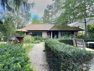 Charmante maison individuelle avec grand jardin, bureau ou cabinet séparé pouvant facilement être transformé en logement kangourou, cohabitation ou logement médicalisé à Maldegem<br /><br />Cette charmante maison individuelle avec un grand jardin magnifiquement aménagé (± 1 000 m²) et un logement supplémentaire est située dans un endroit calme et verdoyant à Maldegem.<br />Cette propriété offre de nombreuses possibilités : comme maison familiale spacieuse avec bureau, maison kangourou ou résidence de vacances.<br /><br />Aménagement :<br /><br />Le hall d'entrée spacieux avec toilettes pour invités donne accès au double garage et au salon lumineux et très spacieux sur deux niveaux, équipé d'une cheminée moderne ouverte et offrant une vue directe et un accès au jardin.<br />La cuisine entièrement rénovée et équipée se trouve juste à côté.<br /><br />Deux chambres se trouvent à l'étage intermédiaire.<br />Le premier étage comprend la chambre principale, une salle de bains très spacieuse avec baignoire îlot, douche à l'italienne et un espace bureau ouvert.<br /><br />Deuxième maison<br /><br />Au fond du jardin se trouve une deuxième maison à part entière, composée d'une entrée avec cage d'escalier, d'un salon, d'une salle de douche avec toilettes, d'une chambre au rez-de-chaussée et d'une chambre ouverte avec un grenier supplémentaire au premier étage.<br />Cette maison est équipée de la climatisation.<br /><br />Jardin et espace extérieur<br /><br />Le jardin enchanteur est aménagé avec goût, avec plusieurs terrasses et différents points d'eau.<br /><br />Atouts :<br />- Maison lumineuse, prête à emménager, avec un logement supplémentaire offrant de multiples possibilités.<br />- Grand jardin agréable avec terrasses ensoleillées et étangs.<br />- Bon score EPC (label B)<br />- Électricité conforme aux normes<br />- Convient comme maison kangourou, maison de vacances ou combinaison habitation/travail.<br /><br />Pour plus d'informations ou pour une visite, contactez Jurgen au 0493/33.05.53 ou à l'adresse jurgen@immax.be.