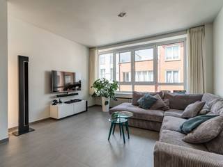 <p><span> </span></p><p><span>Vivre à Zuid signifie profiter de l'un des quartiers les plus populaires d'Anvers. À quelques pas de Marnixplaats, KMSKA, Het Zuidpark et de nombreux cafés, restaurants et magasins locaux, vous trouverez cet appartement rénové avec goût. Avec son espace de vie lumineux, sa cuisine moderne, ses deux chambres et sa terrasse accueillante, c'est un endroit où l'on se sent immédiatement chez soi.</span></p><p><span> </span></p><p><span>Lumière, espace et finition soignée</span></p><p><span>Vous entrez dans cet appartement bien entretenu par le spacieux hall d'entrée. Vous remarquez immédiatement l'agréable luminosité. L'espace de vie à l'avant est généreusement proportionné et baigné de lumière naturelle tout au long de la journée grâce aux grandes fenêtres. Le grand carrelage gris est omniprésent dans l'appartement et donne une impression de calme et de modernité.</span></p><p><span>À côté se trouve la cuisine ouverte, finie en blanc brillant avec un plan de travail foncé. La cuisine est entièrement équipée d'appareils Siemens de qualité, dont une plaque de cuisson au gaz, une hotte aspirante, un lave-vaisselle, un four et de nombreux placards pratiques. La connexion ouverte avec la salle à manger en fait un endroit agréable pour cuisiner et recevoir des invités. Depuis la cuisine, vous avez un accès direct à l'agréable terrasse, où vous pouvez profiter au maximum du soleil grâce à son orientation sud.</span></p><p><span> </span></p><p><span>Une vie confortable</span></p><p><span>Deux chambres à coucher se trouvent à l'arrière du bâtiment, au calme. La chambre principale offre suffisamment d'espace pour un lit double et une grande armoire, tandis que la deuxième chambre peut parfaitement servir de chambre d'enfant, de bureau ou de chambre d'amis.</span></p><p><span>La salle de bains a également été rénovée et présente un aspect contemporain grâce à l'association de carreaux muraux sombres et d'articles sanitaires blancs. Vous y trouverez une douche à l'italienne spacieuse avec douche à effet de pluie et un lavabo élégant avec armoire de toilette.</span></p><p><span> </span></p><p><span> </span></p><p><span> </span></p><p><span>Le meilleur d'Anvers Sud</span></p><p><span>Le Sud est depuis des années l'un des quartiers les plus recherchés d'Anvers. Marnixplaats, Zuidpark et le Musée des Beaux-Arts offrent un mélange unique de culture, de restaurants et de vie urbaine. Les supermarchés, les écoles et les transports publics sont tous accessibles à pied. Ici, vous vivez tranquillement, mais en plein milieu de la vie urbaine animée.</span></p><p><span> </span></p><p><span>Avantages</span></p><p><span>Récemment rénové ; terrasse orientée au sud ; 2 chambres à coucher ; salle de bain élégante avec douche à l'italienne ; cave à vélo ; emplacement de choix dans le sud ; proche de Marnixplaats, KMSKA et des quais rénovés ; </span></p><p><span> </span></p>