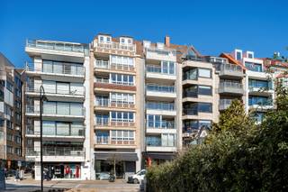 Prachtig duplex penthouse met 3 slaapkamers, genietend van een magnifiek zongericht terras met panoramisch uitzicht, ideaal gelegen in de residentie Martinique, een exclusief gebouw in het hart van het Zoute, met de winkels, restaurants en het strand allemaal op korte loopafstand.<br /><br />Indeling : <br />Een zonovergoten living die uitgeeft op het ruime terras, waardoor u kunt genieten van de zon en het prachtige uitzicht op de omgeving. Of u nu wilt ontspannen in de zon of dineren onder de sterren, dit terras biedt de perfecte setting voor elke gelegenheid.<br />Een volledig uitgerust open keuken met ontbijthoek en aanpalend een eetplaats. Een praktische bijkeuken/wasplaats.<br />Meerdere ingemaakte kasten. Gastentoilet.<br />Op de eerste verdieping : een lichtrijke nachthal geeft toegang tot 3 mooie volwaardige slaapkamers en 3 badkamers, waarvan 2 met douche en 1 met ligbad. Apart toilet op de nachthal.<br /><br />Grote privé kelder.<br />Mogelijkheid tot overname huur van een garagebox in de Residentie Val Riant. <br /><br />Of u nu op zoek bent naar een vakantiehuis of een permanente residentie, deze penthouse biedt de ultieme combinatie van comfort, stijl en locatie. Met zijn hoogwaardige renovaties door Nathalie Deboel en uitstekende oriëntatie, is deze penthouse een unieke kans om te genieten van het beste dat Knokke te bieden heeft.<br /><br />Contacteer ons voor een bezoek!