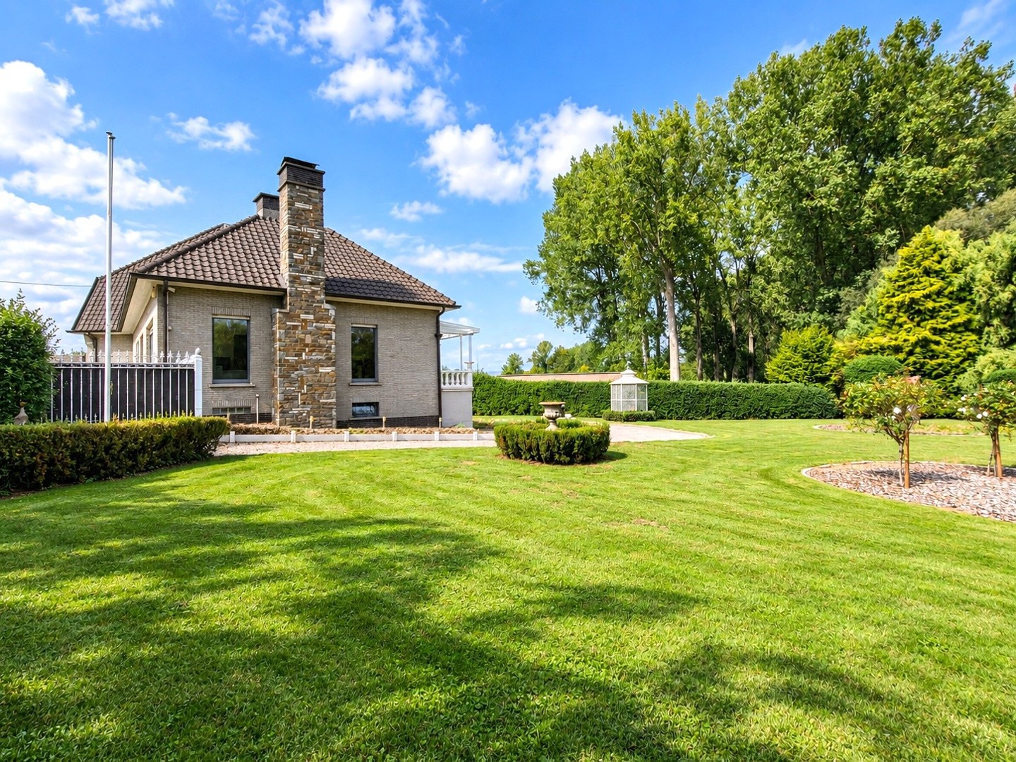 Exclusief landhuis op 2.917 m² met dubbele garage, prachtig zicht over de velden en optimale privacy. - foto 4