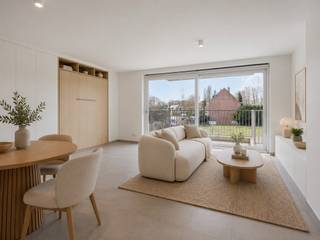Instapklare studio op toplocatie met terras

Deze recente en perfect onderhouden studio is een echte buitenkans op een uitstekende ligging. De studio is smaakvol afgewerkt met kwalitatieve maatkasten en biedt alle hedendaagse comfort voor aangenaam en zorgeloos wonen.

Bij het binnenkomen word je verwelkomd in een nette inkomhal met apart toilet met handspoelbakje en toegang tot de badkamer, uitgerust met een ligbad en een ruime lavabo. De lichtrijke leefruimte sluit aan op de volledig ingerichte open keuken, voorzien van een ingebouwde vaatwasser, koelkast, oven en inductie kookvuur.

Dankzij de vloerverwarming geniet je het hele jaar door van een optimaal wooncomfort. De stijlvolle ingemaakte kasten van Camber zijn slim ontworpen en beschikken over een uitklapbaar bed, waardoor de ruimte maximaal wordt benut.

Verder is er een praktische berging en een ruim terras waar je in alle rust kan genieten. Gelegen op de eerste verdieping, ideaal als investering of starterswoning.

Dit appartement geniet van een uitstekende ligging in een groene en tegelijk vlot bereikbare omgeving. Op wandelafstand bevinden zich de Watersportbaan, de Blaarmeersen, het prachtige natuurgebied Bourgoyen-Ossemeersen en het zwembad Rooigem — ideaal voor wie houdt van ontspanning, sport en natuur vlak bij huis.

Met de fiets bereik je in slechts 10 minuten het bruisende hart van Gent, waar je kan genieten van gezellige pleinen, winkels en restaurants. Ook de bereikbaarheid met de wagen is een grote troef: de oprit van de R4 ligt op slechts 2 kilometer en zorgt voor een vlotte verbinding naar de E40 en de E17.

Kortom, een perfecte combinatie van rust, groen en een centrale ligging.
(Sommige foto's zijn render van hoe het interieur zou kunnen zijn, dit als inspiratie.)

Exclusief te koop aangeboden via de Oximo online verkoopsprocedure. Voor registratie en aanvaarding van de verkoopsvoorwaarden zie www.oximo.be.