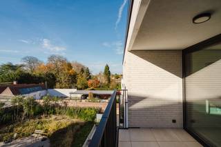 <strong>SINT-AMANDUS ZWEVEGEM Appartement 2.6| 3 slaapkamers | 6% BTW mogelijk</strong><br /><br />Residentie Sint-Amandus biedt modern en comfortabel wonen op een toplocatie in het centrum van Zwevegem. De lichtrijke appartementen zijn afgewerkt met kwalitatieve, duurzame materialen en uitgerust met energiezuinige technieken. Dankzij de royale zuidwestgerichte terrassen geniet je van zicht op de groene binnentuin en ervaar je rust midden in het bruisende centrum.<br /><br /><strong>Indeling van dit appartement</strong>: een <strong>ruime leefruimte </strong>met <strong>open keuken </strong>en <strong>eiland</strong>, een <strong>eetplaats</strong>, een <strong>zithoek</strong>, <strong>2 terrassen</strong>, <strong>2 badkamers</strong>, <strong>3 slaapkamers</strong>, een <strong>apart toilet </strong>en een <strong>berging</strong>. <br /><br /><strong>Troeven</strong>: ✔ Toplocatie centrum Zwevegem ✔ Energiezuinige technieken ✔ Zuidwestgericht terras met zicht op groene binnentuin ✔ 6% BTW mogelijk ✔ Kwalitatieve afwerking met duurzame materialen<br /><br /><strong>Interesse of wenst u een rendementsberekening op maat?</strong> Neem vandaag nog contact op en wij begeleiden u graag van A tot Z.<br />📞 Simon 0471 547 642 | simon@dekeyser.immo 📞 Leopold 0499 618 354 | leopold@dekeyser.immo<br /><br />Deze prijs is exclusief kosten