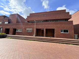 <h3><span>Duplex appartement met 2 slaapkamers, 2 terrassen en tuinzicht te huur in Maasmechelen</span></h3><p><span>Bent u op zoek naar een ruim en instapklaar appartement op een centrale locatie? Dan is dit duplex appartement zeker een bezoek waard. Dankzij de praktische indeling, twee terrassen en het uitzicht op de gemeenschappelijke tuin geniet u hier van comfortabel wonen op een uitstekende ligging.</span></p><p><span>Via een private inkomhal bereikt u de eerste verdieping. Hier bevindt zich de ruime en lichtrijke woonkamer met voldoende plaats voor een gezellige zithoek en een eethoek. Het grote raampartij biedt een aangenaam zicht op het zuidgericht terras en de gemeenschappelijke tuin.</span></p><p><span>De moderne keuken is volledig uitgerust met een inductiekookplaat met geïntegreerde afzuiging, oven, koelkast en vaatwasser. Aansluitend bevindt zich de eetkamer met toegang tot een tweede terras aan de voorzijde van het gebouw. Naast de keuken is er een praktische berging voorzien met aansluitingen voor een wasmachine en droogkast.</span></p><p><span>Verder beschikt deze verdieping over een gastentoilet en de trap naar de bovenverdieping.</span></p><p><span>Op de tweede verdieping bevinden zich twee ruime slaapkamers. Eén van de slaapkamers heeft bovendien toegang tot een privatief terras aan de voorzijde. De badkamer is uitgerust met een ligbad met douchevoorziening, toilet en badkamermeubel.</span></p><h3><span>Troeven</span></h3><ul><li><span>Centrale ligging in Maasmechelen </span></li><li><span>Duplex appartement met private inkom </span></li><li><span>2 ruime slaapkamers </span></li><li><span>2 terrassen </span></li><li><span>Uitzicht op de gemeenschappelijke tuin </span></li><li><span>Volledig uitgeruste keuken </span></li><li><span>Praktische berging </span></li><li><span>Huisdieren bespreekbaar </span></li></ul><h3><span>Huurvoorwaarden</span></h3><p><span>Huurprijs: €1100 per maand + 60/provisie per maand </span></p><p><span>Beschikbaarheid: 01/07/2026</span></p><p><span>Verwarming: aardgas </span></p><p><span>EPC: 175 kWh/m² jaar</span></p>