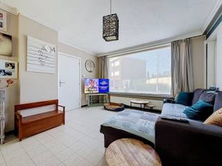 <h1><span>Instapklare halfopen woning te Ieper met 5 slaapkamers, garage en ruime tuin.</span></h1><h1><span> </span></h1><h1><span>Deze instapklare halfopen woning in Ieper biedt alle ruimte voor het hele gezin en is als volgt ingedeeld:</span></h1><h1><span> </span></h1><h1><span>Gelijksvloers</span></h1><h1><span>Op de begane grond vindt u een lichtrijke woonkamer, een volledig ingerichte keuken, een praktische berging, een gastentoilet en een garage met extra opbergruimte en toegang tot de tuin.</span></h1><h1><span> </span></h1><h1><span>Eerste verdieping</span></h1><h1><span>op deze verdieping bevinden zich maar liefst 5 slaapkamers en een badkamer met douche en toilet.</span></h1><h1><span> </span></h1><h1><span>Buitenruimte</span></h1><h1><span>Buiten kunt u genieten van een ruime </span><span>zuid gerichte tuin</span><span> met tuinhuisje en een grote carport, ideaal voor een mobilhome of 2 wagens.</span></h1><h1><span> </span></h1><h1><span>Een belangrijke meerwaarde is het </span><span>dak</span><span> dat in 2024 volledig werd</span><span> vernieuwd.</span></h1><h1><span> </span></h1><h1><span>Troeven</span><span>: </span></h1><h1><span>- 14 zonnepanelen</span></h1><h1><span>- Spouwmuurisolatie </span></h1><h1><span>- Vernieuwd dak (2024)</span></h1><h1><span>- EPC B</span></h1><h1><span>- Ruime zonnige tuin </span></h1><h1><span>- Grote carport</span></h1>