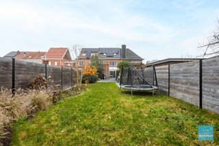 Instapklare, energiezuinige woning met zuidgerichte tuin en garage.Indeling: inkomhal, ruime, lichtrijke woonkamer, volledig geïnstalleerde keuken...