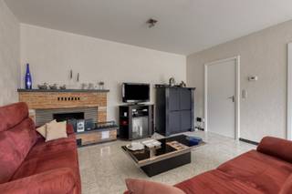 Zoekt u een ruim appartement op een uitstekende centrale locatie? Dit appartement op de derde verdieping biedt een prachtig uitzicht op de Sint-Amandskerk en het vernieuwde De Coninckplein. Dankzij de royale ruimtes en sterke ligging vormt dit de ideale basis om helemaal naar uw eigen smaak in te richten.<br /><br /><strong>Ligging:</strong> Het appartement geniet van een rustige, maar tegelijk zeer centrale ligging in het hart van de stad. Vanuit de woonruimte kijkt u uit op de Sint-Amandskerk en het vernieuwde De Coninckplein. Winkels, gezellige horecazaken en openbaar vervoer bevinden zich op korte wandelafstand, waardoor u dagelijks geniet van alle voordelen van comfortabel stadsleven.<br /><br /><strong>Indeling van het appartement:</strong> <br />U komt het appartement binnen via een inkomhal die uitgeeft op de ruime woonkamer. De aparte keuken is uitgerust met een kookvuur, dampkap, oven en spoeltafel. Verder zijn er twee slaapkamers, een badkamer met lavabomeubel en bad, en een afzonderlijk gastentoilet. <br /><br /><strong>Technische eigenschappen:</strong>
<ul>
<li>Centrale verwarming op aardgas.</li>
<li>Elektriciteit niet conform.</li>
<li>Gunstige EPC-Label B.</li>
<li>Lift aanwezig. </li>
</ul>
<strong>Extra troeven:</strong>
<ul>
<li>Centrale ligging dichtbij het stadscentrum en het Deconinckplein </li>
<li>Voldoende potentieel om te renoveren naar eigen smaak.</li>
<li>Goede bereikbaarheid. </li>
<li>Het appartement is zeer geschikt als investeringseigendom, maar uiteraard ook voor eigen bewoning.</li>
</ul>
<strong>Interesse? </strong>Neem contact op met ons kantoor voor meer informatie of plan een vrijblijvend bezoek aan het appartement. Bel ons op T. 051|201.400 en ontdek de mogelijkheden die dit appartement te bieden heeft.