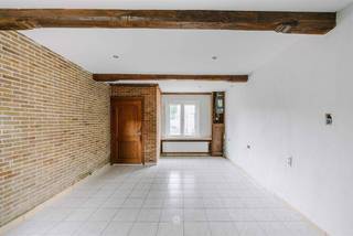<p><span>DESTELBERGEN - Ruime woning met mogelijkheden en nabij centrum Destelbergen</span></p><p><span> </span></p><p><span>Op een centrale ligging in Destelbergen vindt u deze woning met drie slaapkamers en heel wat potentieel. Dankzij de aanwezige ruimtes en de gunstige bereikbaarheid vormt dit een interessante opportuniteit voor zowel starters als gezinnen. </span></p><p><span> </span></p><p><span>De belangrijkste troeven: </span></p><ul><li><span>3 volwaardige slaapkamers </span></li><li><span>Aangename buitenruimte met zuidgerichte oriëntatie</span></li><li><span>In te richten zolder </span></li><li><span>Centrale ligging nabij winkels en openbaar vervoer</span></li><li><span>Ideale basis voor een renovatie </span></li></ul><p><span> </span></p><p><span>Gelijkvloers: </span></p><p><span>Via een afzonderlijke inkomhal bereikt u de leefruimte met veel daglicht. Achteraan bevindt zich de keuken met aansluitend toegang tot de buitenruimte. </span></p><p><span> </span></p><p><span>Verdiepingen: </span></p><p><span>De eerste en tweede verdieping bieden plaats aan drie ruime slaapkamers. De badkamer beschikt over een voldoende plaats om aangepast te worden aan hedendaagse woonwensen. Verder is er nog een zolder die men kan inrichten of gebruiken als opslagruimte. </span></p><p><span> </span></p><p><span>Buitenruimte:</span></p><p><span>Achteraan geniet u van een gezellige en zonnige stadskoer, perfect voor een terras of een rustige buitenplek zonder intensief onderhoud. </span></p><p><span> </span></p><p><span>Belangrijk: </span></p><p><span>Richtprijs: 295.000 euro</span></p><p><span>EPC: D - Geen renovatieverplichting</span></p><p><span>Vrij: bij akte </span></p><p><span> </span></p><p><span>Bent u op zoek naar een woning die u naar eigen smaak kunt vormgeven op een goed bereikbare locatie? Contacteer ons voor meer informatie of een bezoek ter plaatse. </span></p>