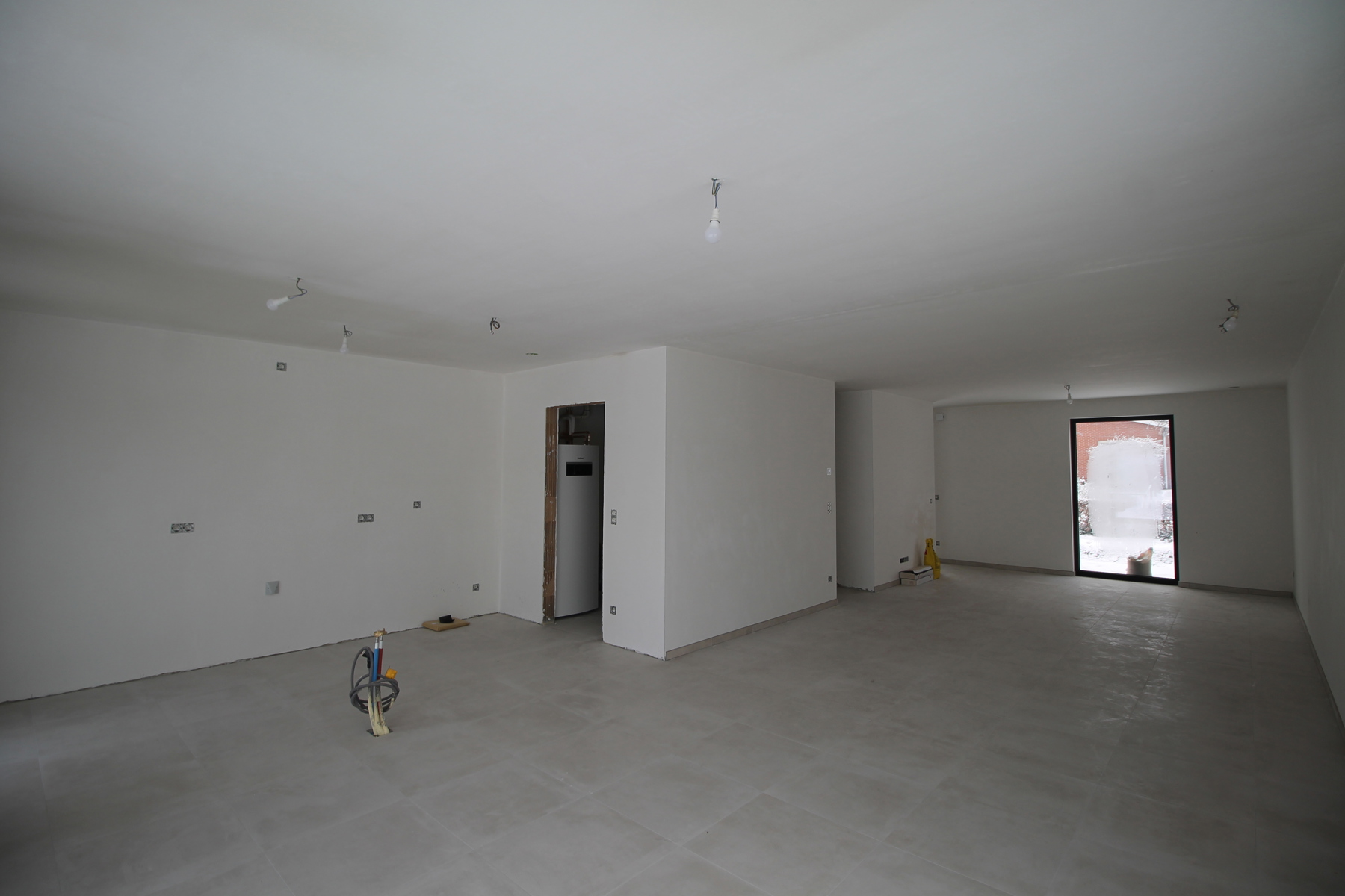 Energiezuinige nieuwbouwwoning met 4 slaapkamers, terras met tuin, tuinberging, carport en autostaanplaats. - foto 4