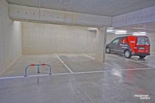 Emplacement de parking souterrain central (n° 4) dans la résidence Marie Malou.  
À distance de marche de plusieurs commerces, services et des transports en commun d’Oostkamp.