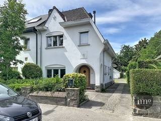 Asse (Zellik) : IMMO STORE biedt u deze RUSTIG en RESIDENTIEEL gelegen driegevelwoning uit de jaren ’50 aan, op een UITSTEKENDE LOCATIE nabij...