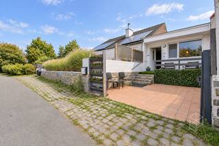 Charmante woning op topligging nabij zee <br /><br />Op een rustige en gegeerde locatie in de Duinenstraat te Oostende, op wandelafstand van strand en duinen. De ligging in Mariakerke/Raversijde combineert de rust van de kust met een vlotte bereikbaarheid naar het centrum van Oostende.<br />De woning beschikt over een lichtrijke leefruimte - slaapkamer, een functionele keuken en een badkamer. Dankzij de praktische indeling en het aangename wooncomfort is dit de ideale uitvalsbasis aan zee.<br /><br /><strong>Troeven:</strong><br />Topligging vlak bij zee en duinen<br />Lichtrijke leefruimte - slaapkamers<br />Rustige, residentiële buurt met vlotte bereikbaarheid<br /><br />Contacteer PERSPECTIEF VASTGOED – 7 op 7 bereikbaar – voor meer informatie of een bezoek.<br />Bel 050/550.750 of mail naar info@perspectiefvastgoed.be.
