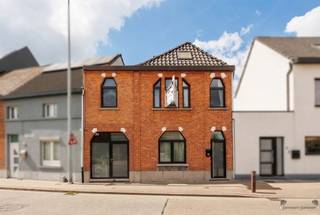 <p><span>Instapklare, volledig gerenoveerde woning met 3 slaapkamers en tuin in centrum Dendermonde</span></p><p><span>Welkom in deze prachtig gerenoveerde woning, ideaal gelegen in het hart van Dendermonde. Deze instapklare gezinswoning combineert charme met modern wooncomfort en biedt een bewoonbare oppervlakte van ca. 178 m².</span></p><p><span>Indeling:</span></p><ul><li><span>Inkomhal met stijlvolle tegelvloer </span></li><li><span>Lichtrijke en gezellige woonkamer met hoogwaardige afwerking </span></li><li><span>Aansluitende eetruimte, perfect voor gezellige familiemomenten </span></li><li><span>Volledig uitgeruste, moderne keuken met kwalitatieve toestellen en voldoende werkruimte </span></li><li><span>Rechtstreekse toegang tot de verzorgde tuin </span></li></ul><p><span>Op de verdiepingen bevinden zich </span><span>3 ruime en lichtrijke slaapkamers</span><span> en een </span><span>volledig ingerichte badkamer</span><span>.</span></p><p><span>Buitenruimte:</span><span><br />De fraai aangelegde tuin vormt een echte meerwaarde. Met een verzorgd gazon, terras en gezellige zithoekjes is dit de ideale plek om te ontspannen. Een praktisch bijgebouw zorgt voor extra bergruimte.</span></p><p><span>Troeven:</span><span><br />Volledig gerenoveerd instapklaar met zonnepanelen<br />3 volwaardige slaapkamers<br />Lichtrijke leefruimtes </span></p><p><span>Aangename stadstuin met terras<br />Centrale ligging nabij winkels, scholen en openbaar vervoer<br />Combinatie van authentieke charme en moderne afwerking</span></p><p><span>Deze woning is perfect voor wie op zoek is naar comfort, ruimte en een centrale ligging zonder in te boeten op kwaliteit.</span></p><p><span>Interesse?</span><span><br />Contacteer ons vandaag nog op </span><span>052/50.50.00</span><span> voor meer informatie of een bezoek ter plaatse.</span></p>