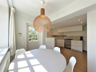 Karaktervolle en charmante villa in de typische Zoutestijl genietend van een prachtige groene omgeving. <br />Gelegen in het Zoute, op wandelafstand van de Royal Zoute Golf Club, de winkels en de zee. <br /><br />Indeling: inkomhal met vestiaire en toilet, living met een open haard , eetkamer, open keuken, 3 slaapkamers, 2 badkamers. Wasruimte en berging. <br />Zuidgericht terras en tuintje. <br />Garage voor 1 wagen en een staanplaats voor de villa.