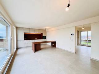 Op zoek naar een unieke woonbeleving met ruimte, licht en comfort? Dit prachtig volledig vernieuwde penthouse-appartement in Eeklo biedt het allemaal – én meer.<br /><br />Dit lichtrijke appartement met 1 slaapkamer werd recent totaal gerenoveerd met oog voor kwaliteit en hedendaagse afwerking. Dankzij de grote raampartijen geniet je van een overvloed aan natuurlijk licht en een aangenaam ruimtelijk gevoel.<br /><br />De absolute troef? Maar liefst twee gigantische terrassen (39m² + 29m²)! Hier geniet je de hele dag door van zon en privacy. Ontbijten in de ochtendzon, aperitieven bij zonsondergang of gewoon heerlijk ontspannen in openlucht.<br /><br />Gelegen op een vlotte locatie in Eeklo, dichtbij winkels, horeca en openbaar vervoer.<br /><br />✔ Volledig vernieuwd<br />✔ 1 ruime slaapkamer<br />✔ Twee uitzonderlijk grote terrassen<br />✔ Veel lichtinval<br />✔ Centrale ligging<br />Een unieke kans voor wie stijlvol en comfortabel wil wonen of een interessante investering zoekt.<br /><br />In de ondergrondse verdieping is een kelderberging inbegrepen in de prijs.<br /><br />Gemeenschappelijke delen: nieuw geïsoleerd dak en gemoderniseerde lift.<br /><br />Contacteer Bonne Vastgoed 7 op 7 via 050/73.73.73 of info@bonnevastgoed.be voor meer info.
