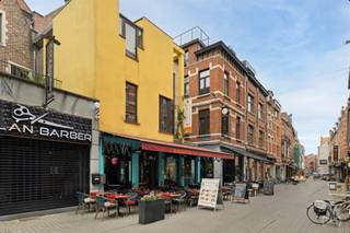 <p><span>**Opbrengsteigendom in hartje Leuven: handelsgelijkvloers en twee appartementen**</span><span><br /><br />Op de hoek van de </span><span>Parijsstraat</span><span> en de </span><span>Kroegberg</span><span> bevindt zich dit uitzonderlijke hoekpand. Het </span><span>handelsgelijkvloers</span><span> geniet van een uitstekende visibiliteit aan de Parijsstraat, zonder twijfel één van de meest gekende en gegeerde straten van Leuven. Dankzij de centrale ligging, om de hoek van de Grote Markt en de Oude Markt, profiteert het pand van een constante passage.<br /><br />Het handelsgelijkvloers bevat twee verdiepen, goed voor een oppervlakte van </span><span>270 m²</span><span>. Daarnaast beschikt het pand over een aansluitende kelderverdieping, ingericht met stockageruimte en sanitaire voorzieningen. Momenteel is het ingericht als horecazaak. <br /><br />De privatieve inkomhal van de residentiële entiteiten bevindt zich aan de Kroegberg. Via deze aparte ingang bereikt men de </span><span>fietsenberging</span><span> en een aangename buitenruimte. Het appartement aan de voorzijde heeft een oppervlakte van </span><span>79 m²</span><span> en het appartement aan de achterzijde </span><span>129 m²</span><span>. Beide entiteiten zijn momenteel </span><span>verhuurd</span><span> en zorgen onmiddellijk voor stabiele huurinkomsten. <br /><br />De jaarlijkse huuropbrengsten bedraagt 100.800,- EUR, goed voor een </span><span>netto rendement van 5,97%.</span><span> <br /><br /></span><span>Meer informatie of een bezichtiging ter plaatse? Contacteer ons via jacky@connect-immo.be of 0495 53 46 49</span><span><br /><br />EPC handels: label E - 3656429<br />EPC appartement: label F - 3656430 </span></p>