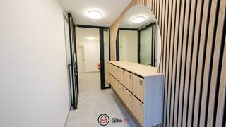 Ben je op zoek naar een comfortabel appartement op een toplocatie? Dit gelijkvloers appartement is gelegen op een perceel vlak bij het ziekenhuis van Tongeren en op 4 km van de E313. Ideaal voor wie centraal wil wonen met alles binnen handbereik.⁠<br />⁠<br />Bij het binnenkomen word je verwelkomd in een gezellige inkomhal met gastentoilet en vestiaireruimte. Vervolgens stap je binnen in de lichtrijke leefruimte met een zithoek, plaats voor de eettafel en een open keuken met eiland en ingebouwde spoelbak. Aansluitend vind je een ruime berging met plaats voor opslag en alle technische voorzieningen. Achter de keuken ligt de slaapkamer met directe toegang tot de badkamer, voorzien van een inloopdouche met regenkop en een dubbele lavabo.⁠ Zowel vanuit de living als de keuken heb je toegang tot het terras dankzij een schuifraam en een aparte deur.⁠<br />⁠<br /><strong>Troeven van dit appartement:</strong>
<ul>
	<li>Gelijkvloers</li>
	<li>Open keuken met eiland</li>
	<li>Slaapkamer met ensuite badkamer</li>
	<li>Ruime berging</li>
	<li>Uitstekende ligging nabij ziekenhuis en autostrade⁠</li>
</ul>
Interesse? Contacteer ons via verhuur@optie-m.be of bel ons op 011 23 11 01⁠<br />⁠<br />Wil je weten wat jouw woning waard is? Neem gerust contact op via bovenstaande gegevens.