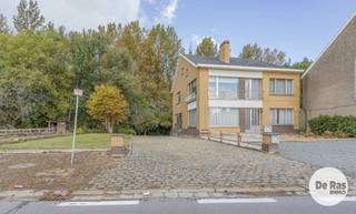 EERSTE BEZOEKDAG ZATERDAG 24/10 VANAF 09U30 tot 11U30 (enkel op afspraak!) <br /><br />BAMBRUGGE - Deze HOB in het landelijke Bambrugge is zeer centraal gelegen. Op de verbindingsweg tussen Zottegem en Aalst, vlakbij scholen, winkels en openbaar vervoer, op wandelafstand van het station van Burst en in de nabijheid van het op- en afrittencomplex E40.<br /><br />Wie op zoek is naar pand dat gezien moet worden is hier aan het juiste adres!<br />Deze woonst biedt heel wat mogelijkheden voor wie werken en wonen wil combineren.<br />Ook voor wie wil zorgwonen/kangoeroewonen zijn hier mogelijkheden.<br />Daarnaast is er ook voldoende ruimte voor wie graag dieren houdt ( totale perceel is maar liefst 32 are)<br /><br />Naar indeling toe bevindt zich op het gelijkvloers een inkomhal, een woonkamer, een keuken, 3 slaapkamers, een gastentoilet en een badkamer.<br />Op de verdieping vinden we nog eens dezelfde configuratie terug.<br />De ruime zolder biedt opties voor wie nog extra ruimte nodig heeft.<br />De woning is volledig onderkelderd en heeft 2 garages die multifunctioneel inzetbaar zijn.<br /><br />Extra troeven: uiterst centrale ligging, veel parkeergelegenheid, de zee van ruimte die deze eigendom biedt<br /><br />Bent u niet bang om de handen uit de mouwen te steken en is het potentieel van dit pand u niet ontgaan? Aarzel dan niet en maak snel een afspraak via 053/60.65.60<br /><br />EPC huisnummer 748: centrificaatnummer 20230412-0002862809-RES-1 - 291 kWh / (m²jaar) - label C.