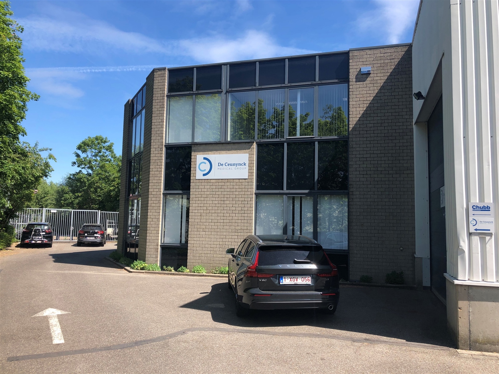 Aartselaar: Magazijn 547m² met aangename kantoren 288m² - foto 1