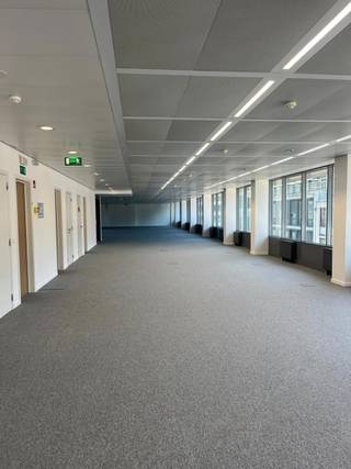 Uniek project, kantoren in de Europese wijk in Brussel. +/- 4000 m² aan ruimtes in een eigentijdse stijl. Zeer goede energieprestaties dankzij de toepassing van de nieuwste technologieën op dit gebied. Door de flexibiliteit van de ruimtes zijn ze voor iedereen bruikbaar. Open ruimte, afgesloten ruimte of een combinatie van beide, alles is mogelijk. De lokalen zijn ideaal voor alle functies. Fietsenstalling, kleedkamers met douches. In de omgeving zijn er banken, restaurants, wellnesscentra, winkels, ...<br />Binnenparking: 2500 € / plaats / jaar<br />Exclusief kosten en belastingen.
