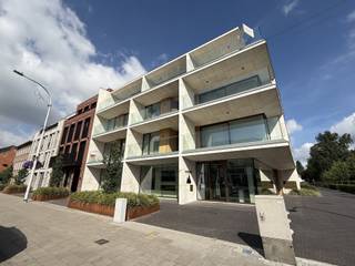 INDELINGInkomhal ca. 8 m² op keramische parket - vestiairekastGastentoilet ca. 2 m² op keramische parket - handenwasserLiving ca. 50 m² op keramische...