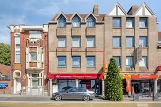 Ben je op zoek naar een appartement op een centrale locatie, op wandelafstand van winkels, scholen en openbaar vervoer?<br />Dan is dit appartement in het hart van Kruibeke zeker een bezoek waard.<br /><br />De voorbije jaren werd het appartement grondig opgefrist en voorzien van diverse vernieuwingen, waaronder een conforme elektrische installatie, een moderne keuken en een vernieuwde badkamer. Hierdoor geniet je van hedendaags wooncomfort op een uitstekende ligging.<br /><br />Je betreedt het appartement via de inkomhal, die toegang geeft tot de gezellige en lichtrijke leefruimte.<br />Aansluitend bevindt zich de open keuken, die praktisch is ingericht en ruimte biedt voor dagelijks comfort.<br />Naast de keuken is er nog een ruime berging. <br />Daarnaast zijn er <strong>twee volwaardige slaapkamers</strong> en een badkamer met lavabomeubel en ligbad. Het toilet is apart. <br /><br />Dankzij de centrale ligging geniet je van alle voorzieningen op wandelafstand, terwijl je toch rustig woont in een aangename omgeving.<br /><br />Houten ramen met dubbel glas en verwarming op elektriciteit.<br />Bron bewoonbare oppervlakte : EPC - certificaat<br /><br />Een ideaal startersappartement of interessante investering in het centrum van Kruibeke.<br />Interesse? Contacteer ons voor meer informatie of een bezoek ter plaatse.<br />Ben je ook van plan jouw eigendom te verkopen? Maak een afspraak voor een gratis schatting, wij maken er samen een succesverhaal van.