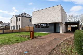 Prachtige moderne, uiterst energiezuinige nieuwbouwvilla (2024), perfect afgewerkt met hoogwaardige materialen, op een toplocatie. Op wandelafstand van het dorpscentrum en rustig gelegen met een weids zicht over de achtergelegen weilanden.<br /><br />Deze futureproof villa biedt hedendaagse architectuur met een lichte gevelsteen en donker aluminium, energiezuinig wonen en comfort.<br /><br />De villa werd ontworpen en gebouwd met veel aandacht en zorg voor materiaalkeuzes en lichtinval. Ze kent een unieke en gebruiksvriendelijke indeling en geeft bij het binnenkomen onmiddellijk een thuis-gevoel.<br /><br />Via de inkomhal met vestiaire en gastentoilet komen we in de open leefruimte (op een schitterende parketvloer) met aansluitend de volledig uitgeruste praktische keuken (ca. 57m²) met een oven, een combi-magnetron, inductievuur met ingebouwde afzuiging, vaatwasser en koelkast. Langs het schuifraam bereiken we het terras en de tuin. Verder is er ook nog een handige bureauruimte aan de voorzijde. (ca. 8m²)<br /><br />Op de 1ste verdieping geeft de nachthal toegang tot 3 volwaardige slaapkamers (ca. 17, 13 en 9m²), een technische ruimte/wasplaats en de ruime, stijlvol ingerichte badkamer met douche, dubbel wastafelmeubel en apart toilet.<br /><br />De verzorgde tuin, met een mooi zicht over de achtergelegen weilanden, is voorzien van een deels overdekt terras, een ruime tuinberging, een carport en oprit & tuinpaden in mooie kleiklinkers.<br /><br />Troeven:<br />- Zeer energiezuinig: E-peil -16, label A+<br />- 14 zonnepanelen van 450 Wp = 6.300 Wp<br />- Geothermische warmtepomp met boring van 112 m diep, vloerverwarming en passieve natuurlijke vloerkoeling (Itho Daalderop)<br />- Ventilatie type D (Vasco)<br />- Hoogwaardige HR+beglazing met zonwerend glas aan de zuidwest kant<br />- 2 regenwaterputten van 10.000 L <br />- Kruipruimte<br />- Uitgebreide elektrische installatie<br />- De woning wordt verkocht onder registratierechten (2% onder voorwaarden en dus geen 21% BTW) <br />- Tot 2031 volledig vrijgesteld van onroerende voorheffing!