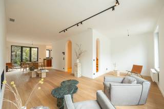 <p><strong>Luxueuze en high-end afgewerkte woning in Antwerpen</strong>, met <strong>326 m² bewoonbare oppervlakte</strong>, <strong>5 (slaap)kamers</strong> en <strong>2 badkamers</strong>, biedt uitzonderlijk wooncomfort in de popolaire stadswijk Pulhof. Deze woning combineert modern design met een aangename indeling en hoogwaardige afwerking. De <strong>garage</strong> met automatische poort biedt extra en misschien wel essentieel comfort. De inkom is ruim en biedt de mogelijkheid om een praktijk aan huis of vrij beroep uit ge oefenen. Een prachtig gerenoveerde houten trappenhuis brengt u naar de eerste verdieping met een zeer aangename open leefruimte met eetplaats en leefkeuken. Een indrukwekkende <strong>designkeuken in notelaar keukenkasten en donkergroene marmeren werkbladen</strong>, voorzien van hoogwaardige inbouwapparatuur. De leefruimte strekt zich uit van voor- tot de achtergevel, een ruime met veel natuurlijk licht. Een <strong>lineaire, ingebouwde open haard</strong> het middelpunt van de zithoek en geeft een gevoel van warmte en huiselijkheid. Op de tweede verdiepingen vindt u <strong>4 (slaap)kamers</strong> en twee moderne badkamers, stijlvol afgewerkt met hoogwaardige materialen met onder andere een <strong>vrijstaand bad en inloop- regendouche</strong>. Naast de binnenruimte biedt de woning een prachtige buitenruimte: een zonnig <strong>privé-terras</strong> en een ruime achtertuin met gazon, ideaal voor buitenleven, entertaining en speelruimte. Een tweede terras aan de achterzijde is bereikbaar via de woonkamer, zodat u altijd kunt genieten van de buitenlucht. Verder zijn alle ruimtes uitgerust met <strong>hoogwaardige afwerking</strong>, waaronder indirecte verlichting, een efficiënte verwarmingsinstallatie, zonnepanelen en een laadpaal. Er is voldoende berging in de kelderverdieping die mee tot in de puntjes werd afgewerkt. Deze woning ligt nabij winkels, restaurants, scholen en openbaar vervoer, met een uitstekende bereikbaarheid. Een bezoek aan deze uitzonderlijke woning is zeker de moeite waard. Neem contact op voor een vrijblijvende rondleiding en ontdek de vele mogelijkheden die deze woning te bieden heeft.</p><p>Bijzonderheden:</p><ul><li>Luxueuze en hoogwaardig afgewerkte woning</li><li>Ideaal voor een groot gezin of woon- werkcombinatie</li><li>EPC label A</li><li>Zonnepanelen</li><li>Garage met automatische poort en laadpaal</li></ul>