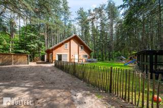 Deze recreatiewoning is gelegen in een rustige, bosrijke omgeving, op een perceel van maar liefst 1519m2. Een ideale combinatie van comfort, natuur en ontspanning. De woning is op alles voorzien. Dankzij de centrale verwarming op gas, elektriciteit, internet, warmtepomp en water via een diepteboring, geniet je hier van alle hedendaagse voorzieningen in een groene, zelfvoorzienende setting. De benedenverdieping is gezellig en lichtrijk. De woonkamer, eetkamer en keuken lopen naadloos in elkaar over. De keuken is volledig uitgerust met een koelkast, oven, vaatwas en een inductiekookplaat met dampkap. Daarnaast is er een afgesloten wasruimte en een mooie badkamer met douche, wastafel en toilet. Op de eerste verdieping zijn er 3 ruime slaapkamers en een dressing. De woning ligt te midden van een groot perceel waar het door de stilte en natuurgeluiden, pure ontspanning is. Er is een groot terras aanwezig, een garage en een kleine weide met stal. Droom je van een weekendverblijf, een tijdelijke woonoplossing of een unieke vakantiewoning, deze instapklare woning biedt een uitzonderlijke kans op een unieke locatie. Geen domiciliëring mogelijk.
