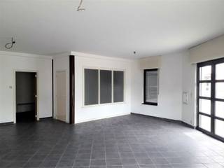 Handelspand op het gelijkvloers gelegen te centrum Essen vlakbij winkels, openbaar vervoer, scholen, enz. >>> Contacteer ons vandaag nog voor meer info, een bezichtiging en/of een GRATIS vrijblijvende schatting van Uw eigendom! Wij zijn telefonisch 7/7 bereikbaar 03/667 77 95 <<<