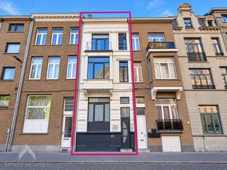 Op zoek naar een woning met uitstraling, karakter én verrassend veel ruimte? Deze charmante herenwoning uit 1918 combineert authentieke elementen met hedendaags comfort en werd in 2016 gerenoveerd. De woning strekt zich uit over maar liefst vijf niveaus en beschikt over een aangename leefruimte met gezellige eetkamer, een geïnstalleerde keuken, drie ruime slaapkamers en twee badkamers.<br />De royale werkruimte van 44 m² biedt bovendien tal van mogelijkheden voor wie wonen en werken wil combineren of nood heeft aan een extra polyvalente ruimte. Op het gelijkvloers geniet je van een privatief terras, terwijl je op het verdiep eveneens beschikt over een terras van 18 m² met zuidwestelijke oriëntatie. Zo zijn er verschillende aangename plekken om buiten te genieten.<br />Een karaktervolle woning met een unieke uitstraling, royale ruimtes en heel wat mogelijkheden voor wie op zoek is naar een woning met net dat tikkeltje meer.<br /><br />Extra troeven<br /><br />
<ul>
<li>EPC C</li>
<li>regenwaterput</li>
<li>waterverzachter</li>
<li>gezellige gashaard</li>
<li>vlakbij zee</li>
<li>nabij belangrijke invaslswegen, scholen en winkels</li>
<li>te voet/met fiets (5 min) Station, AZ Oostende, centrum, Kursaal, Cultuur De Grote Post, Strand en Bos</li>
<li>volledig onderkelderd (droge kelder)</li>
<li>instapklaar</li>
</ul>
<br />
<p>Deze woning is te koop ZONDER makelaar via het concept van Smart Houses. Wenst u verdere inlichtingen of een bezoek? Contacteer rechtstreeks de eigenaar via +32478726242</p>