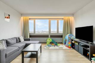 Te koop in Borgerhout - een instapklaar appartement met uitstekende EPC B score, dat gelegen is op een 13de verdieping met een mooi en weids zicht over Antwerpen!<br />Het appartement dat we hier te koop aanbieden in Borgerhout beschikt over volgende indeling:<br /><br />-inkomhal<br />-woonkamer <br />-ruime keuken<br />-badkamer voorzien van ligbad met douchefunctie, dubbele spoelbak en toilet<br />-apart toilet met handenwasser<br />-slaapkamer 1<br />-slaapkamer 2 met toegang naar het terras <br />-kelderberging<br />-mogelijkheid tot de aankoop van meerdere ondergrondse autostaanplaatsen aan €18.000<br /><br />Het appartement dat we hier te koop aanbieden in Borgerhout is gelegen op uitstekende locatie nabij winkels, scholen, sportfaciliteiten, openbaar vervoer, belangrijke in- en uitvalswegen.<br /><br />TROEVEN:<br />-momenteel verhuurd aan €800/maand<br />-ruim 2 slaapkamer appartement met terras op centrale locatie, in een rustige enkel richtingsstraat.<br />-zeer goed onderhouden gebouw; recente ketel (2024), dak conform en voorzien van isolatie, liften conform.<br />-recent vernieuwde ramen<br />-fietsenberging in het gebouw<br />-EPC: 156 kWh/m²<br />-elektriciteit conform het AREI<br />-kelder inbegrepen<br />-autostaanplaatsen apart te koop<br /><br />EPC Joe Englishstraat 61 bus 13: 156 kWh / (m² jaar)<br /><br />Ben jij geïnteresseerd in dit vastgoed te koop in Borgerhout? Aarzel dan niet om ons te contacteren. Wij staan graag tot uw dienst.<br />Had u graag een gratis schatting van uw eigendom? Bel ons voor een vrijblijvend gesprek op 03/206.76.76 of mail naar schattingen@dewaele.com<br /><br /><br /><br />Bestuursmaatregelen in het maatregelenregister: nee