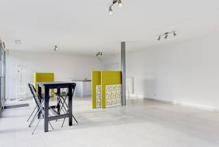 Prachtig recent handelsgelijkvloers op top locatie te Kalmthout vlakbij het centrum. Openbraar vervoer, winkels, winkelcentrum,...zijn vlakbij...