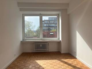 Mooi appartement op de 5de verdieping, onlangs gerenoveerd. Inkomhal met vestiaire en apart toilet. Ruime leefruimte. Ingerichte keuken...