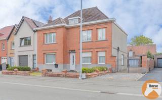 BURST - Deze te renoveren woning met bijgebouwen biedt u heel wat mogelijkheden. Alle voorzieningen zoals supermarkten, scholen, winkels, openbaar vervoer en het station zijn vlakbij. Daarnaast geniet deze woning een heel goede bereikbaarheid door de nabijheid van belangrijke invalswegen en de op- en afrit van de E40.<br /><br />Naar indeling toe bevindt zich op het gelijkvloers een ruime inkomhal, een bureau, een eetkamer, een woonkamer en een keuken. Op de eerste verdieping bevinden zich 3 ruime slaapkamers en een badkamer. De zolder, bereikbaar met een vaste trap, biedt nog veel mogelijkheden.<br /><br />De aangebouwde bijbouw biedt extra ruimte die uitstekend geschikt is voor uitbreiding of opslag.<br /><br />Extra troef is de mogelijkheid om achterliggende grond bij aan te kopen (25a).<br /><br />Mits de nodige verbouwingen is dit de ideale woonst voor eigen bewoning, werken, combinatie woon-en werk, zelfstandigen,... <br /><br />Kortom bent u opzoek naar een te renoveren woning op een uitstekende locatie met 3 slaapkamers en heel wat mogelijkheden? Aarzel dan niet en maak snel uw afspraak! Voor meer info of bezoek 053/60.65.60.