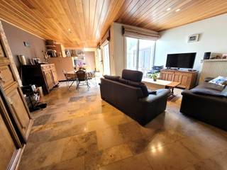 Mooie WONING gelegen op de Astridlaan, vlakbij ’t Perretje. Met HOBBY, ATELIER, WINKEL OF KANTOORRUIMTE. Grondoppervlakte 350 m². Gezellige WOONST...