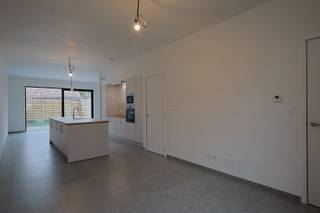 Deze woning is gelegen in de rustige Kouterstraat in Merkem. Een gezellig en rustig dorp met alle nodige voorzieningen nabij.<br /><br />Deze woning werd volledig gerenoveerd in 2025 en voldoet aan de hedendaagse woon en energienormen.<br />Hier vinden we op de gelijkvloers de eet -en leefruimte, keuken met tal van voorzieningen, hal, berging, apart toilet en buitenkoer.<br />Op de eerste verdieping zijn er 2 ruime slaapkamers aanwezig, badkamer en een apart toilet.<br />Op de tweede verdiepingen zijn er nog 2 ruime slaapkamers.<br />Bovendien is er nog een zolderruimte aanwezig, die als extra opbergruimte kan dienen.<br /><br />De woning heeft een E-peil van 24 (label A, 39 kWh/ (m² jaar)) en is voorzien van zonnepanelen en een regenwaterput. Kortom een woning met een laag verbruik op vlak van water, elektriciteit en gas!<br /><br />De maandelijkse huurprijs voor deze woning bedraagt €925 en is beschikbaar vanaf 17/11/2026.<br />Op zoek naar een totaal gerenoveerde energiezuinige woning in een gezellig dorp?<br />Zoek niet verder en neem contact met ons op voor een bezoek ter plaatse!